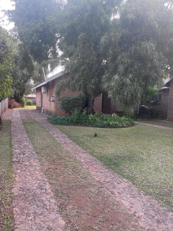 To Let 4 Bedroom Property for Rent in Riviera Park North West